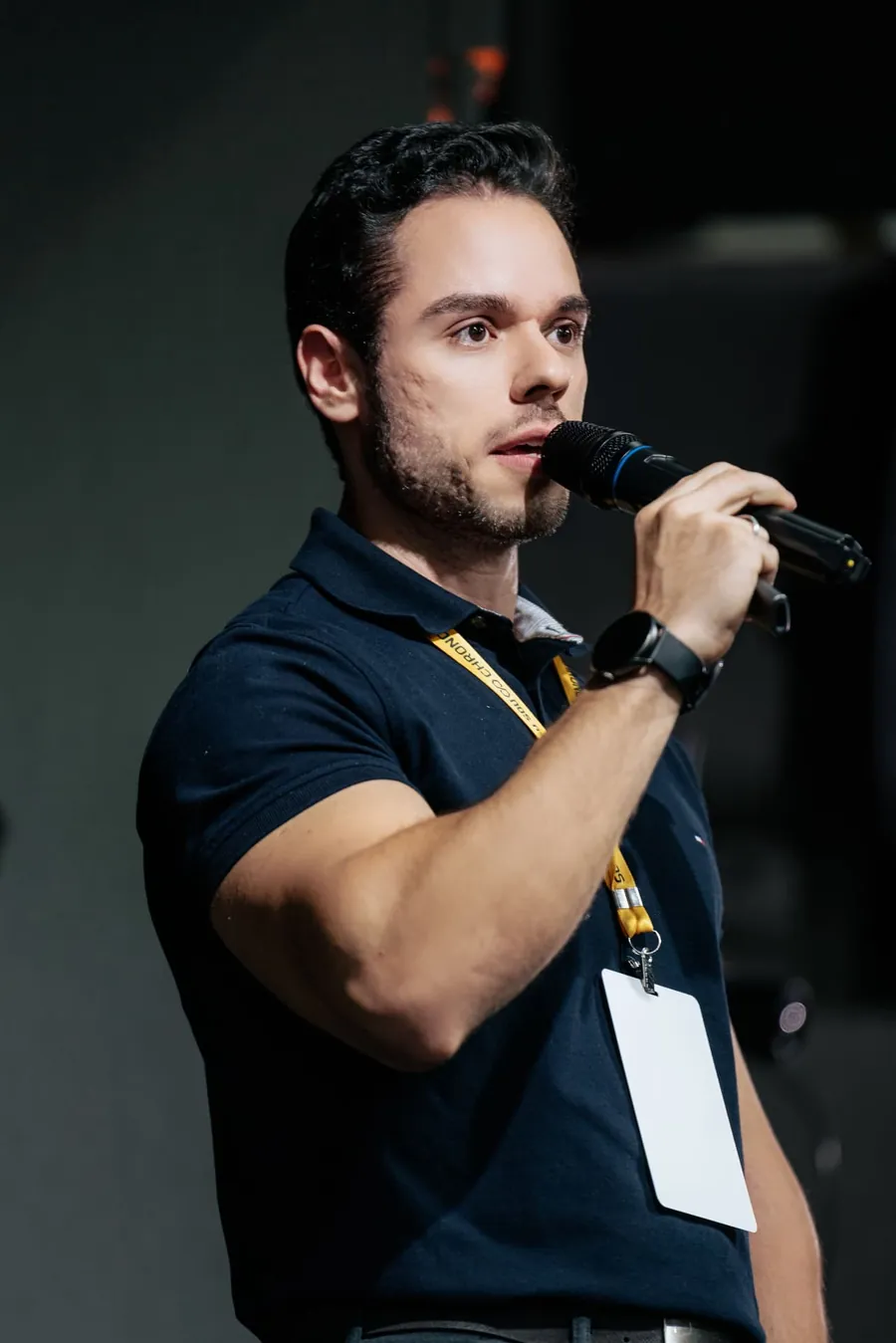 Dagoberto A. Júnior falando ao microfone em um evento